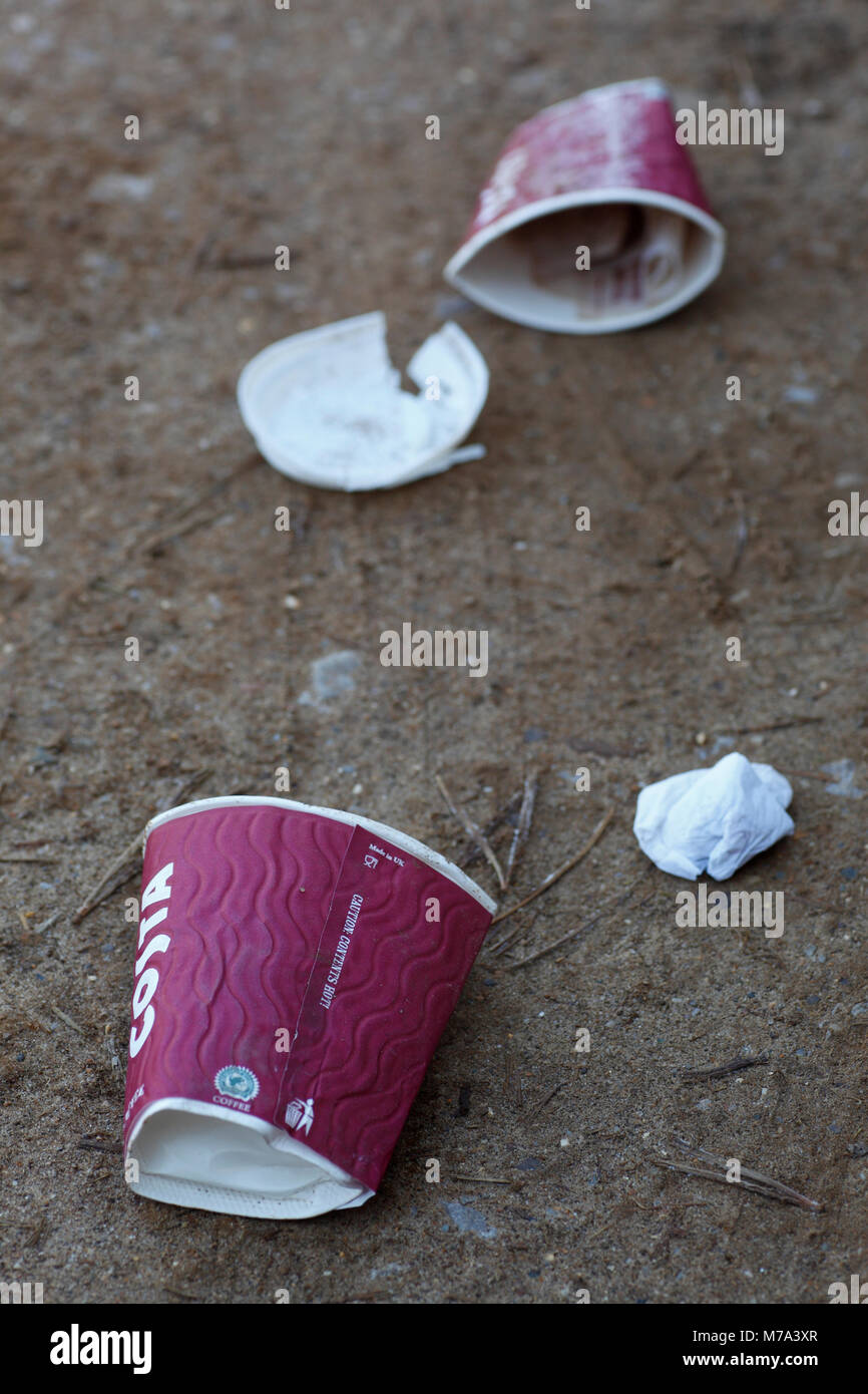 Kaffeetassen links am Boden als Abfall. Stockfoto