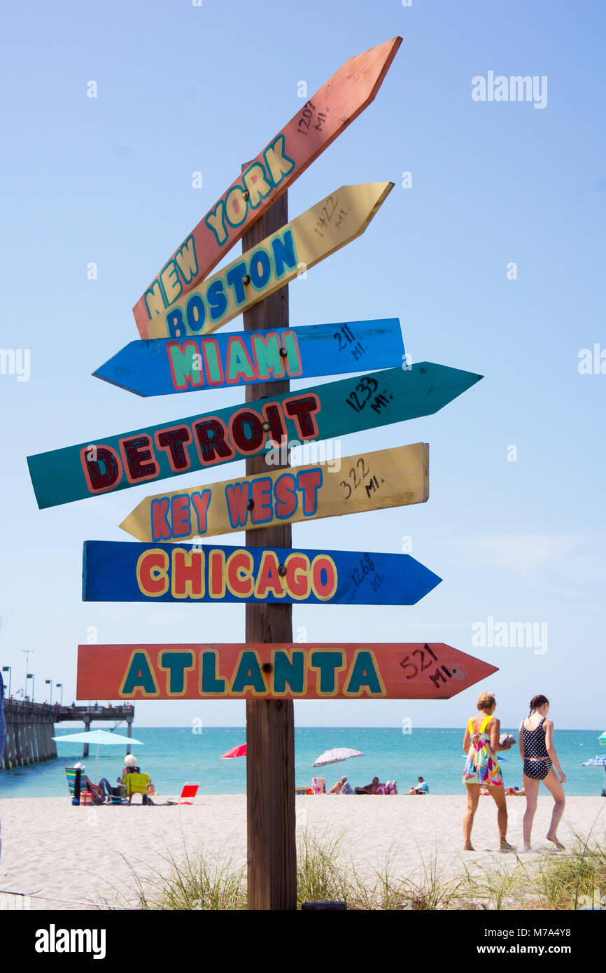 Whimsical Florida Beach Tafel, die Wegbeschreibungen zu den wichtigsten Städten in den USA. Stockfoto