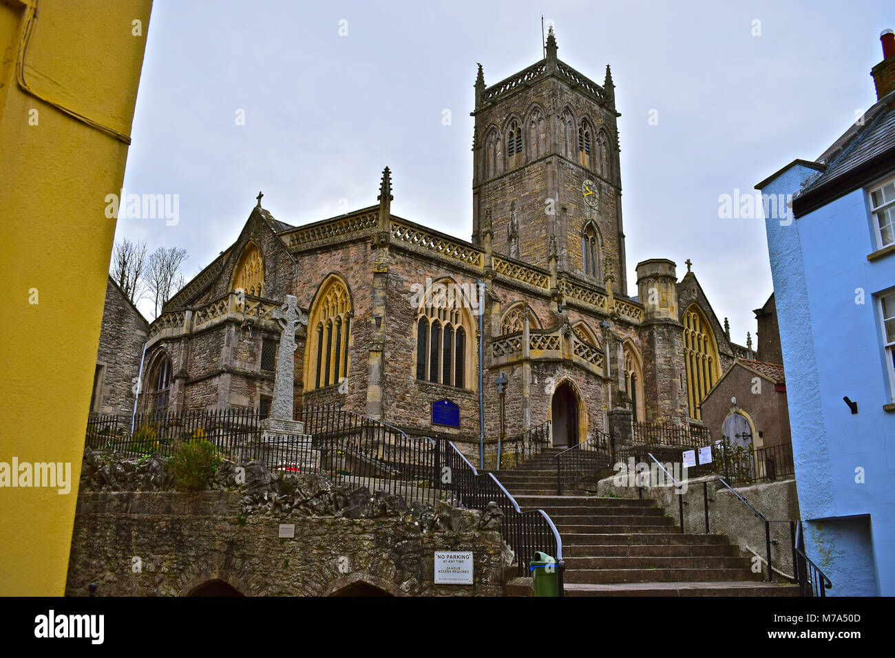 Das 13. Jahrhundert die Kirche des Hl. Johannes des Täufers Axbridge ist in einer Ecke der mittelalterlichen Platz in diesem kleinen Somerset Stadt. (Denkmalgeschützten) Stockfoto
