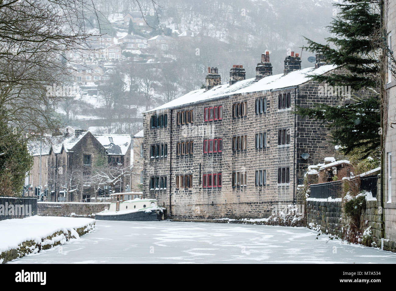 Blick auf Hebden Bridge, einer Mühle Stadt in West Yorkshire, im Griff der "Tier aus dem Osten' Wetter Veranstaltung in 2018. Stockfoto