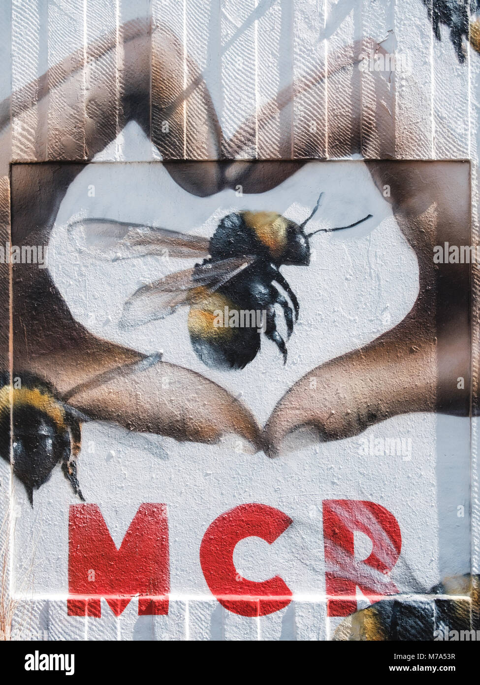 Street Art im Northern Quarter von Manchester. Die Liebe MCR-Design ist Teil der Antwort auf den Terroranschlag auf der Manchester Arena 2017. Stockfoto