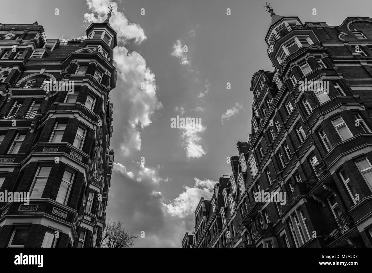 Hohen Winkel monochrome Ansicht zu einer teuren Edwardian Block von Altbauwohnungen in der Regel in Kensington, West London, UK gefunden Stockfoto