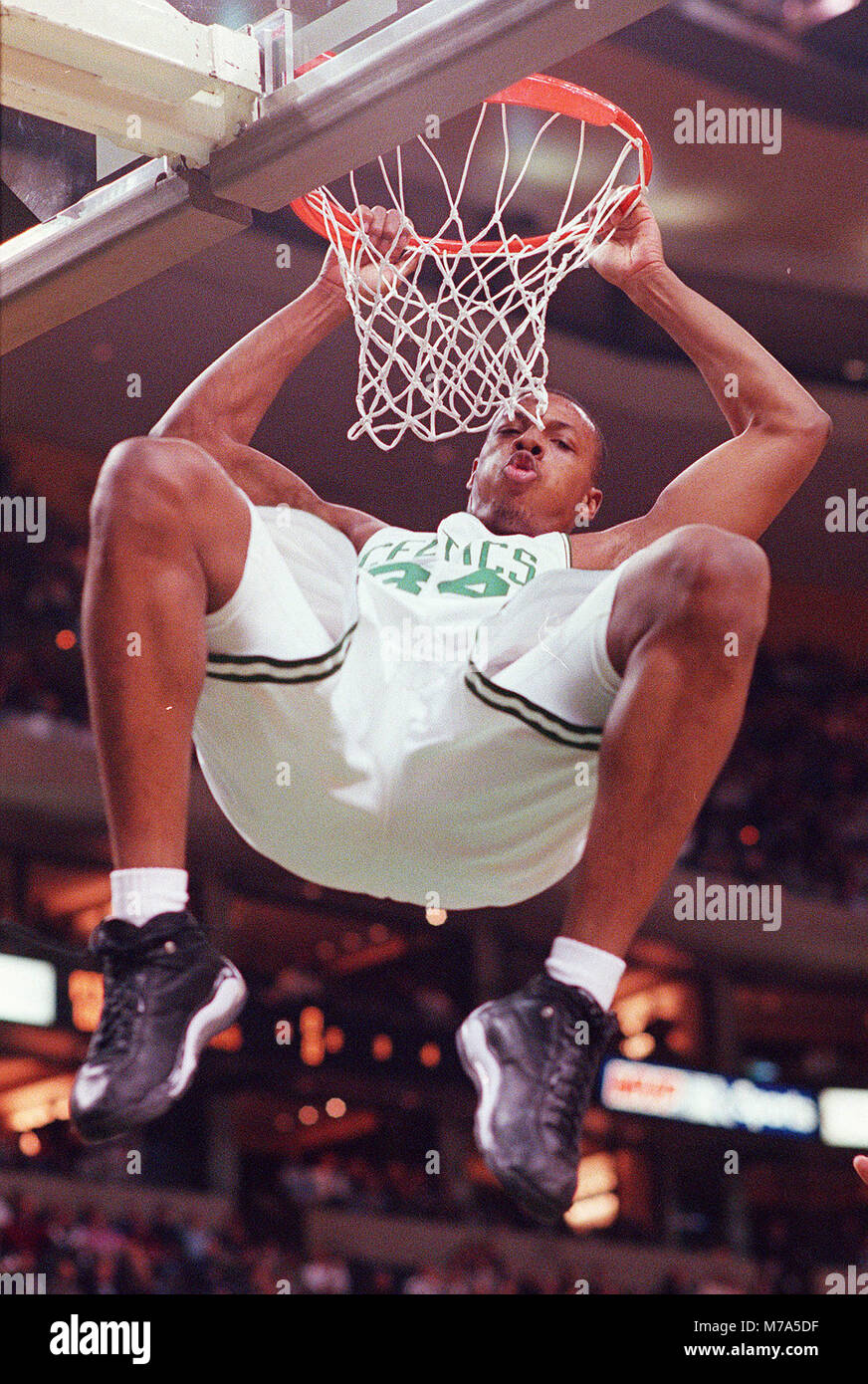 Boston Celtics Paul Pierce hängt an der Felge, nachdem er früh in der 1. Celtics v. Magie. An der Fleet Center in Boston, Ma USA 2/24/99. Foto von Bill Belknap. Stockfoto