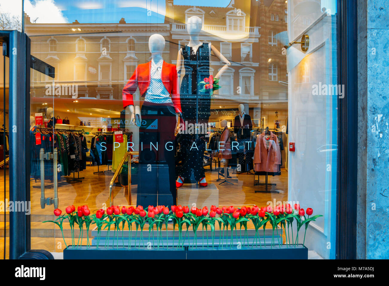 London, Großbritannien - 8. März 2018: Fenster Anzeige der Shop auf der High Street Kensington, London präsentiert die neueste Frühjahrskollektion der Frauen Kleidung Stockfoto