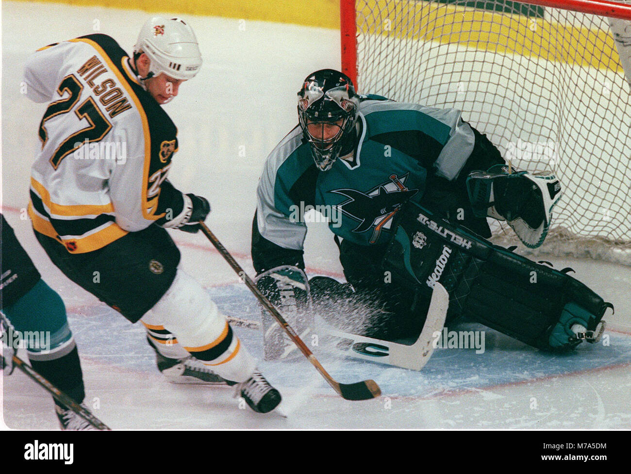 San Jose Sharks goalie STEVE SHIELDS macht das Sparen bei der Boston Bruins Landon Wilson an der Fleet Center in Boston, Ma USA März 21, 1999 Foto BILL BELKNAP Stockfoto