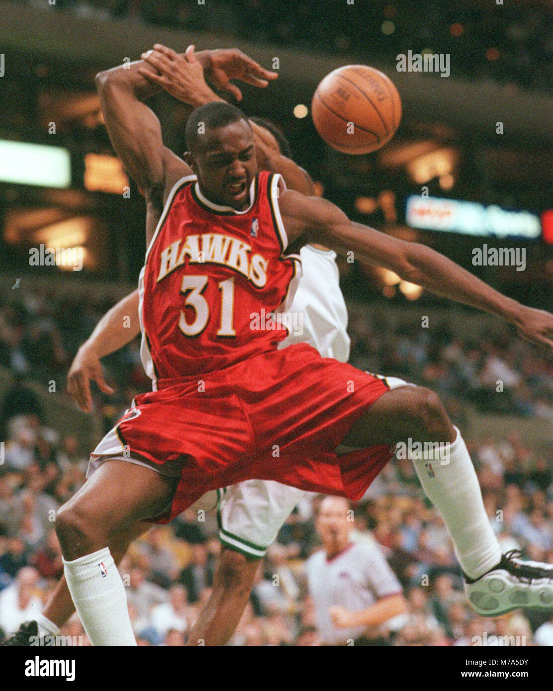 Atlanta Hawks JASON TERRY VERSCHMUTZT IM 4. QT-Aktion an der Fleet Center in Boston, Ma USA 12-22-99 FOTO BILL BELKNAP Stockfoto