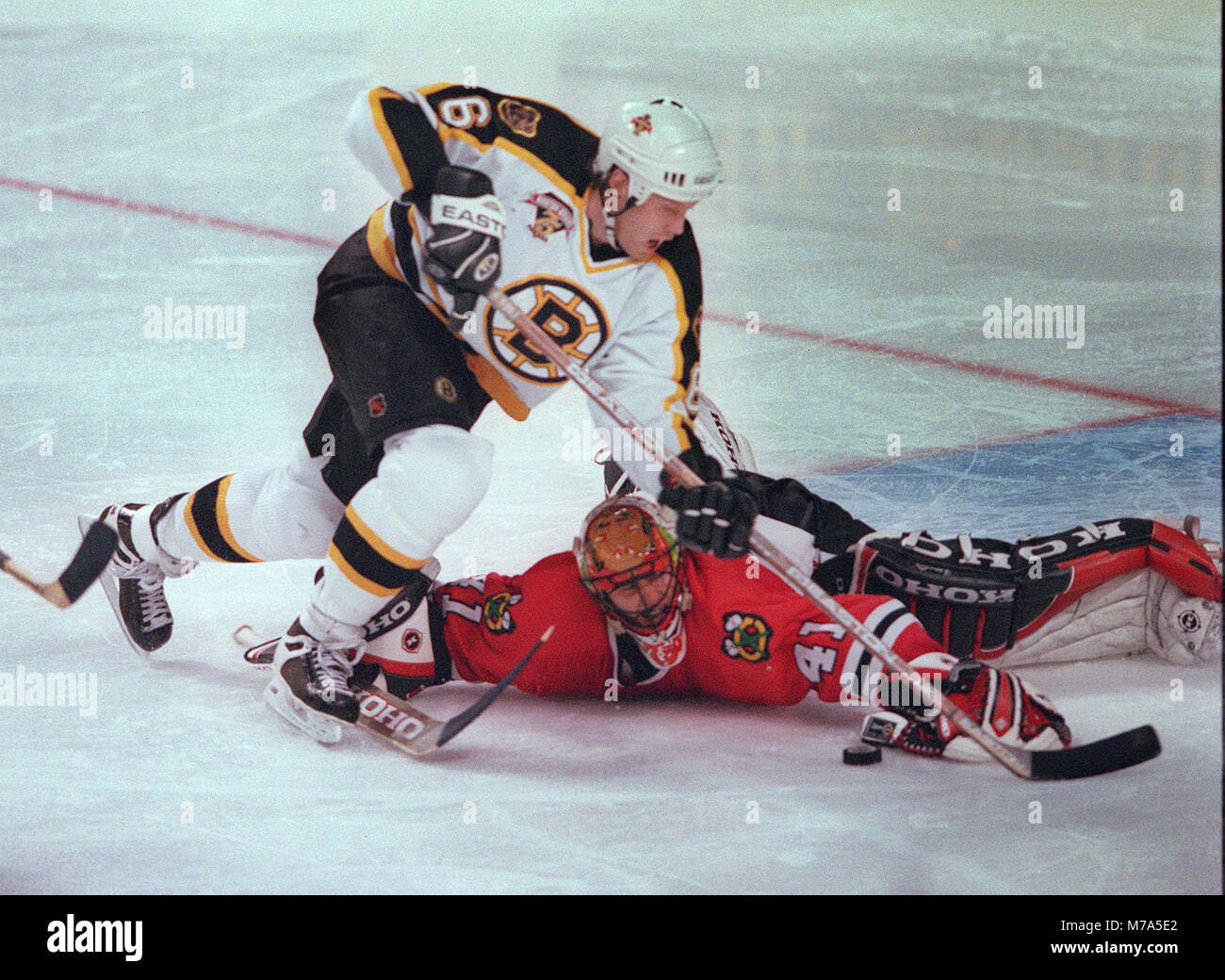 Chiago schwarzen Falken goalie JOCELYN THIBAULT macht das Sparen bei der Boston Bruins Joe Thornton im 3. Zeitraum der Tätigkeit an den Fleet Center in Boston, MA, USA, 25. März 1999 FOTO BILL BELKNAP Stockfoto
