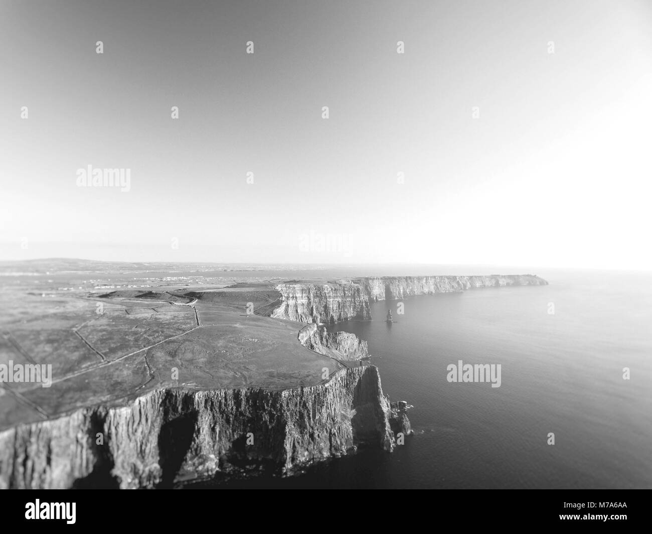 Schwarze und weiße Landschaft Foto von den Klippen von Moher entfernt in der Grafschaft Clare, Irland Stockfoto