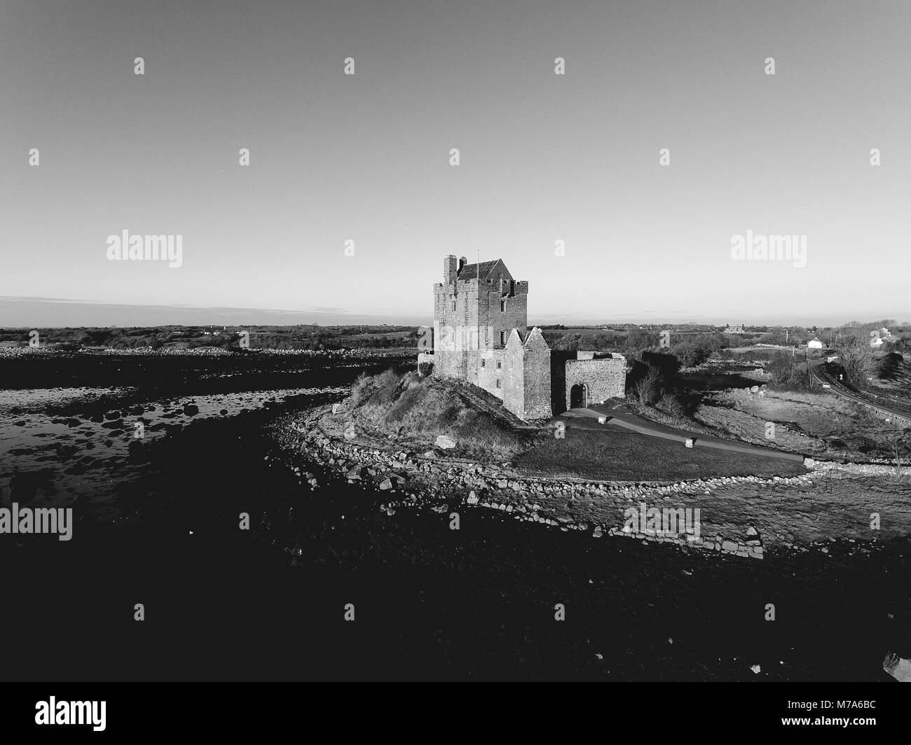 Schwarze und weiße Dunguaire Castle Schloss Sonnenuntergang am Abend, in der Nähe von Kinvarra in der Grafschaft Galway, Irland - wilden Atlantischen Strecke. Berühmte öffentliche touristische Anziehung, die ich Stockfoto