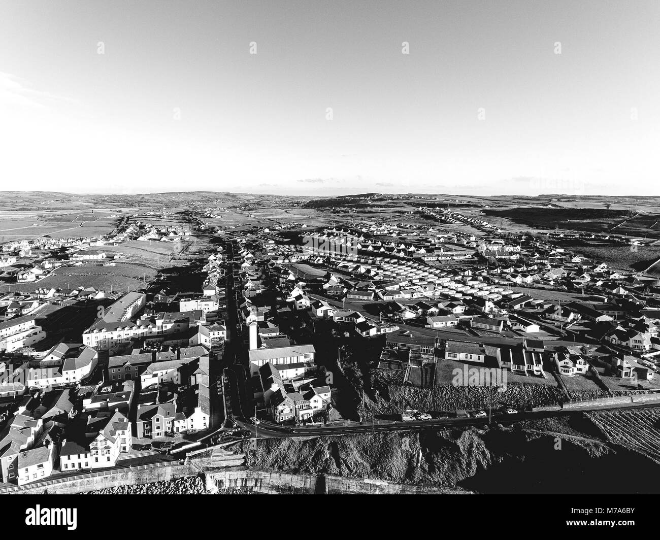 Luftbild von Irlands Top Surf-Stadt und Strand in Irland. Lahinch Lehinch Stadt und Strand in der Grafschaft Clare. Schöne malerische ländliche Landschaft in Stockfoto