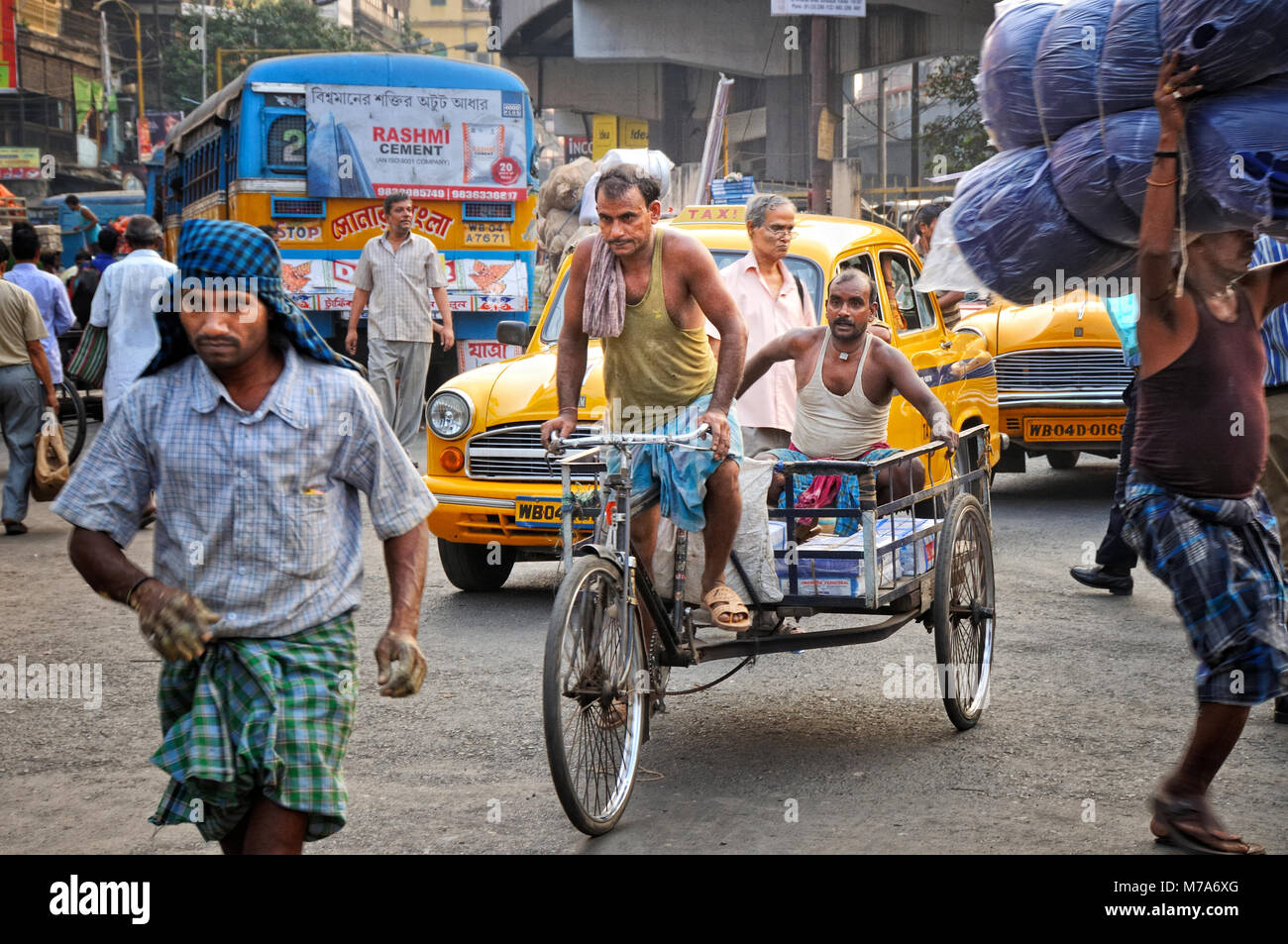 Rickshawman in den Straßen von Kalkutta. Indien Stockfoto