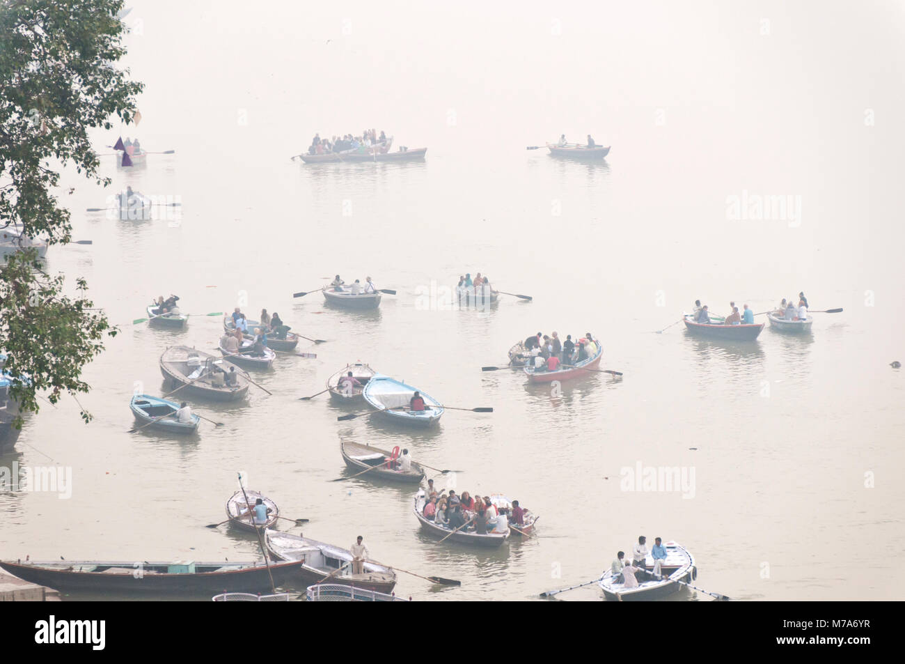 Pilger auf dem Ganges, Varanasi, Indien Stockfoto