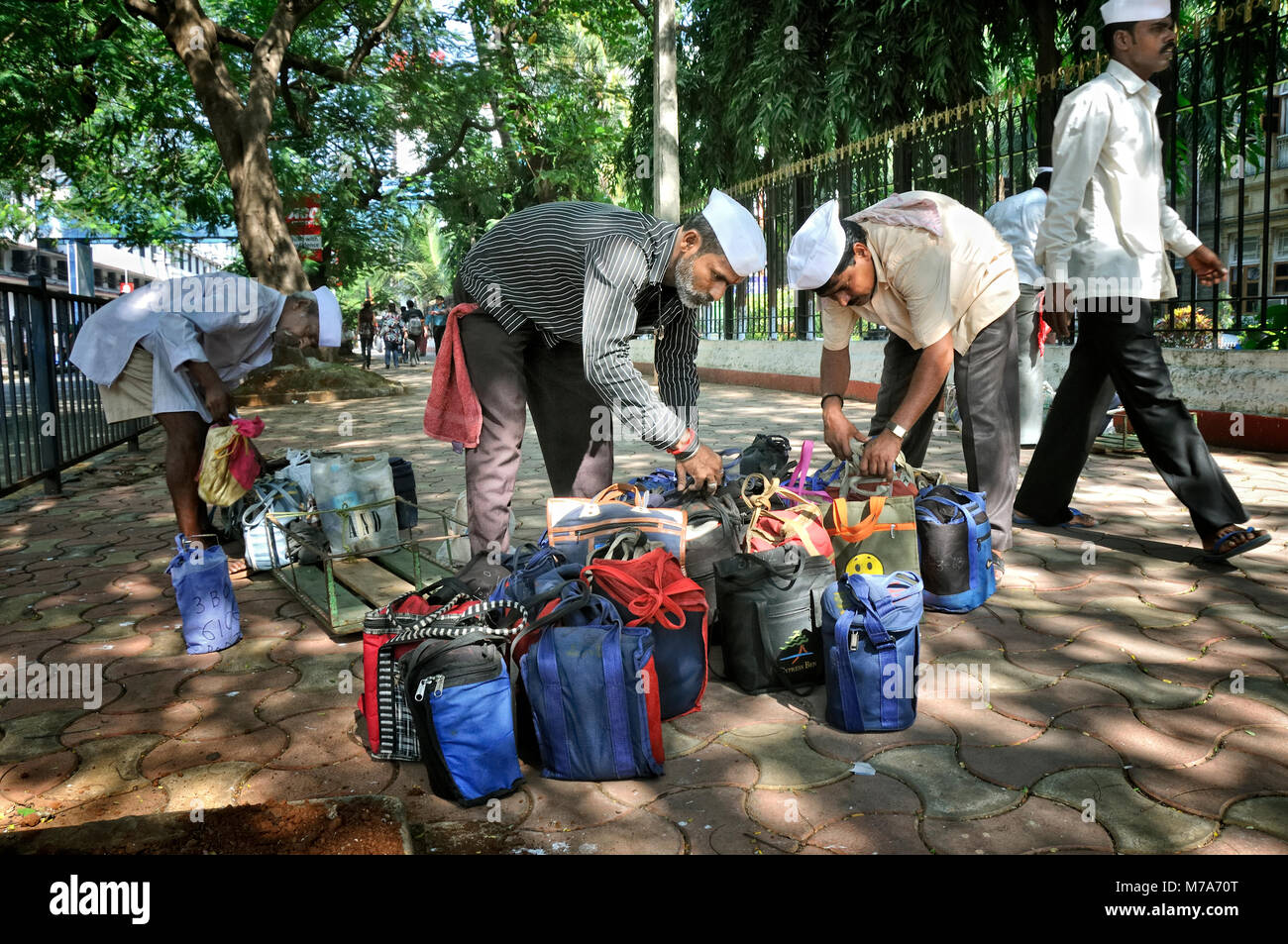 Dabbawalas von Mumbai. Sie sammeln frisch Essen aus dem Haus der Mitarbeiter im Büro gekocht und an Ihren jeweiligen Arbeitsplätzen liefern und wieder b Stockfoto