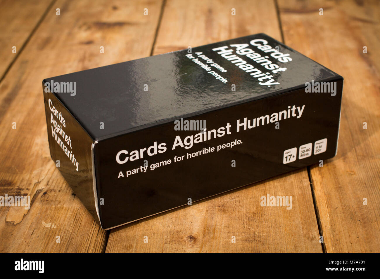 Karten gegen die Menschlichkeit, ein Party Spiel für grausamen Menschen, dargestellt auf einem Holztisch Stockfoto