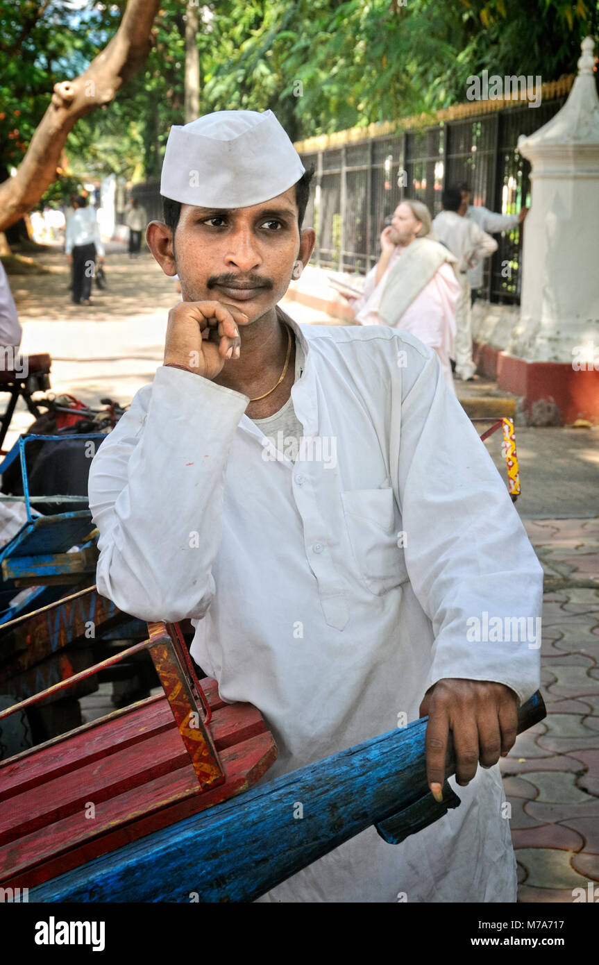 Dabbawala von Mumbai. Sie sammeln frisch Essen aus dem Haus der Mitarbeiter im Büro gekocht und an Ihren jeweiligen Arbeitsplätzen und zurück Ba liefern Stockfoto