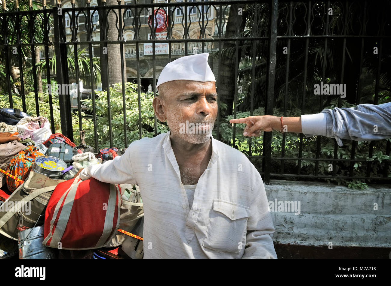 Dabbawala von Mumbai. Sie sammeln frisch Essen aus dem Haus der Mitarbeiter im Büro gekocht und an Ihren jeweiligen Arbeitsplätzen und zurück Ba liefern Stockfoto