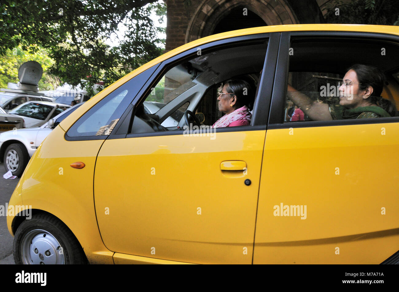 Ein Tata Nano Auto, Mumbai, Indien Stockfoto