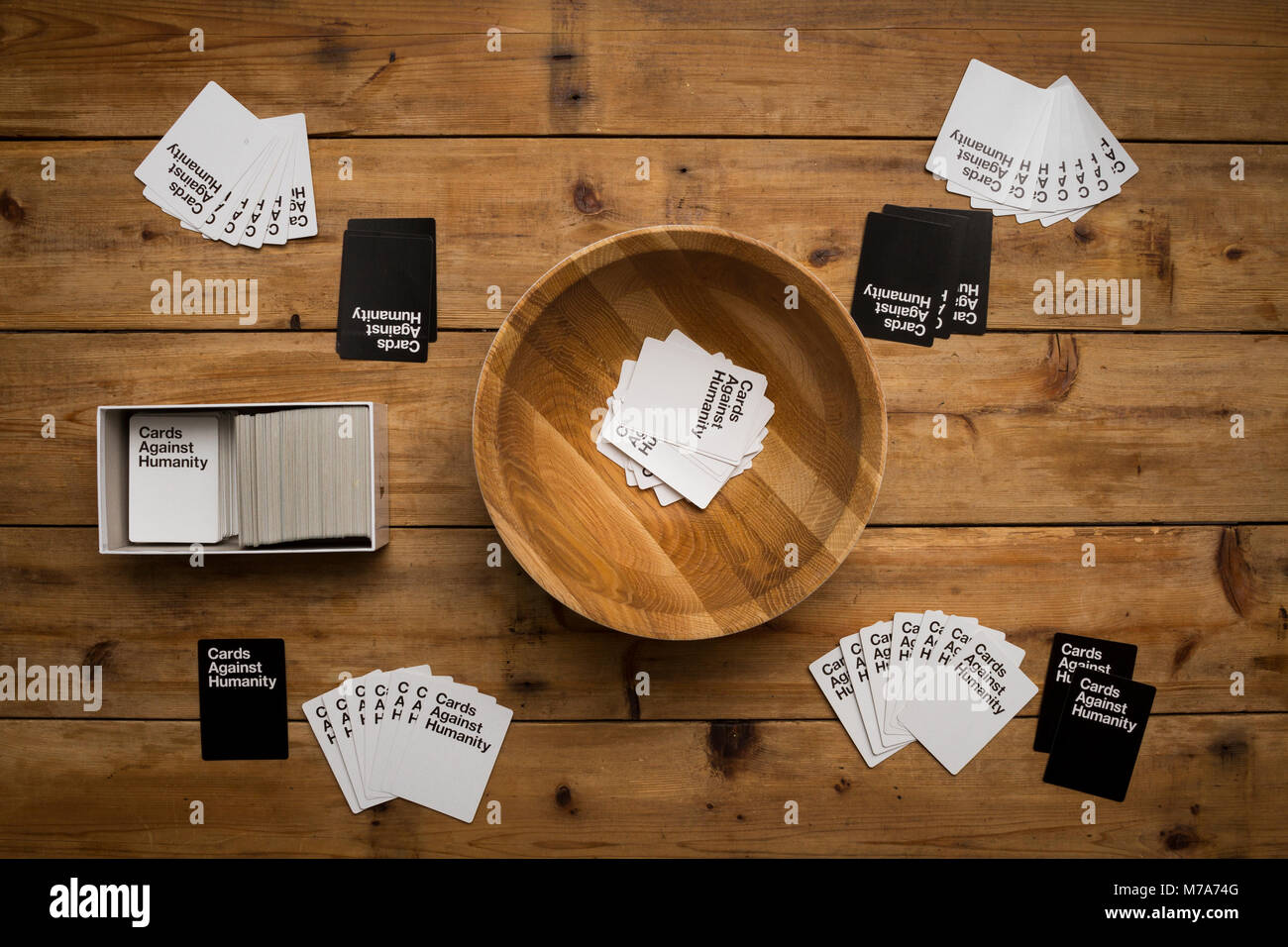 Karten gegen die Menschlichkeit, ein Party Spiel für grausamen Menschen, dargestellt auf einem Holztisch Stockfoto