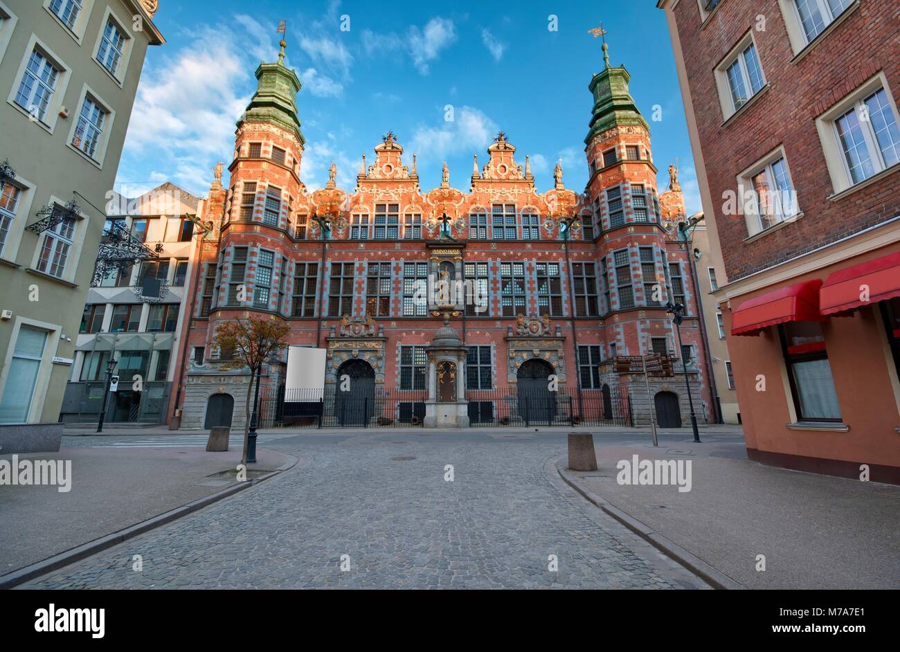 Reich verzierte Fassade der Große Waffenkammer in der Altstadt von Danzig bei Sonnenaufgang, Polen Stockfoto