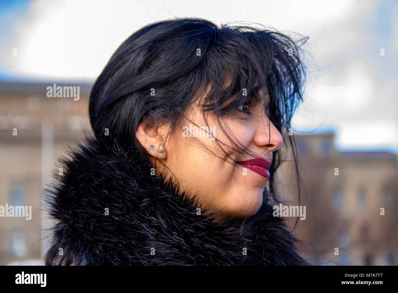 Seitenansicht eines Glücklich lächelnde französisch-algerische Studentin Faiza Faa aus Paris in Dundee, Großbritannien Stockfoto