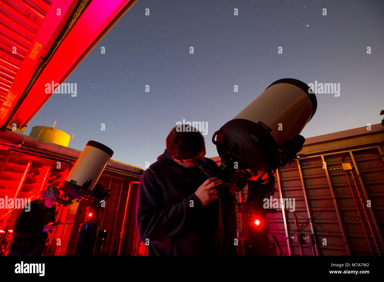 Amateur Stern am Montgomery College Rockville Maryland Sternwarte mit 14-Zoll-reflektierenden Celestron Teleskope blicken Stockfoto