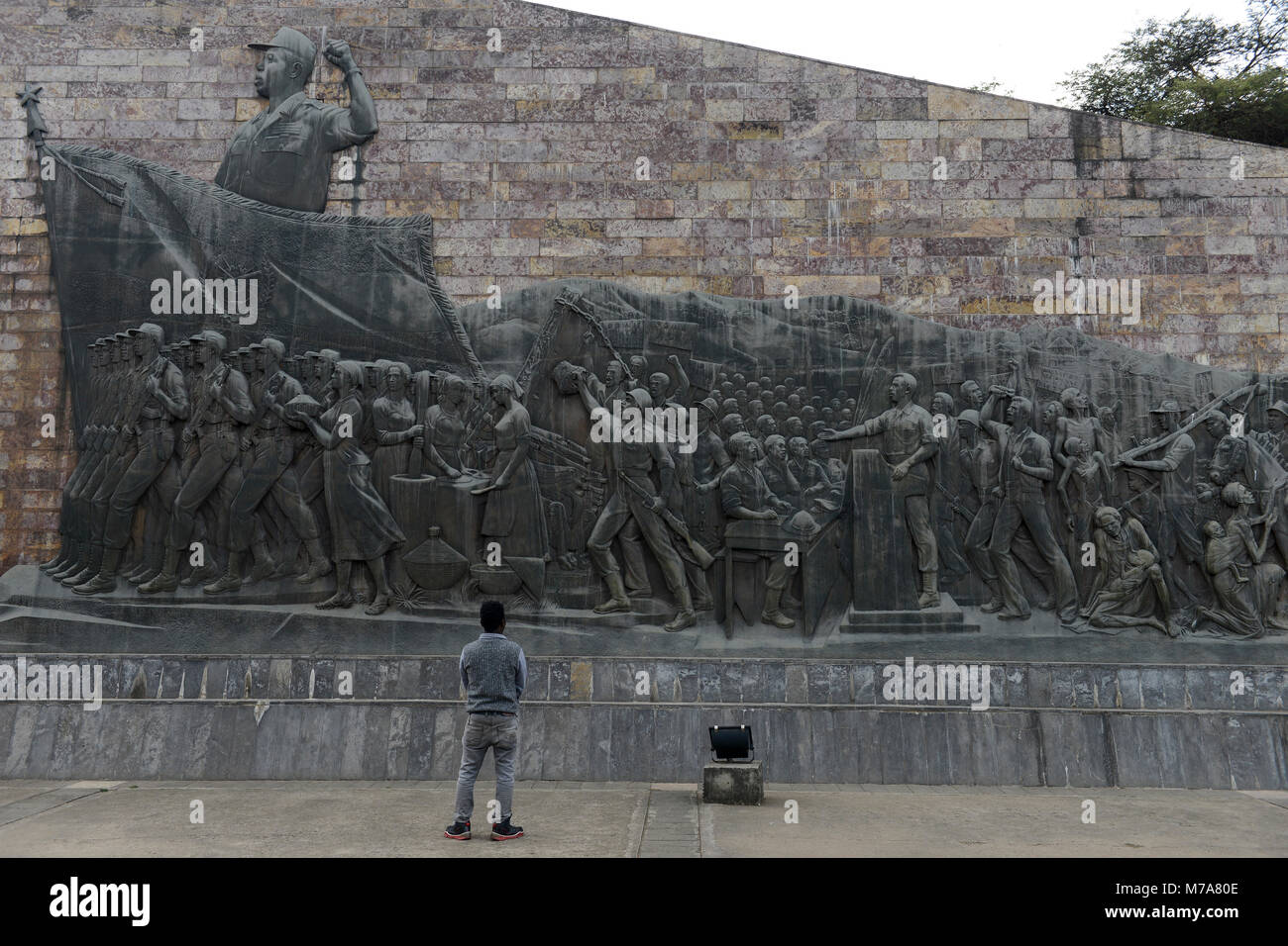 Äthiopien, Addis Abeba, die Tiglachin Denkmal, auch als Derg Denkmal am Churchill Avenue bekannt, Derg war das kommunistische Regime unter dem Diktator Mengistu Haile Mariam, ist ein Denkmal für äthiopische und kubanische Soldaten in der Ogaden-krieg zwischen Somalia und Äthiopien, am 12. September 1984 eingeweiht, die Statuen wurde von Nordkorea gespendet, und wurde von der Mansudae Art Studio hergestellt, Wand Relief mit Arbeiter, Bauern und Soldaten, angeführt von dem Diktator/AETHIOPIEN, Addis Abeba, Monument aus der kommunistischen Derg Zeit Stockfoto
