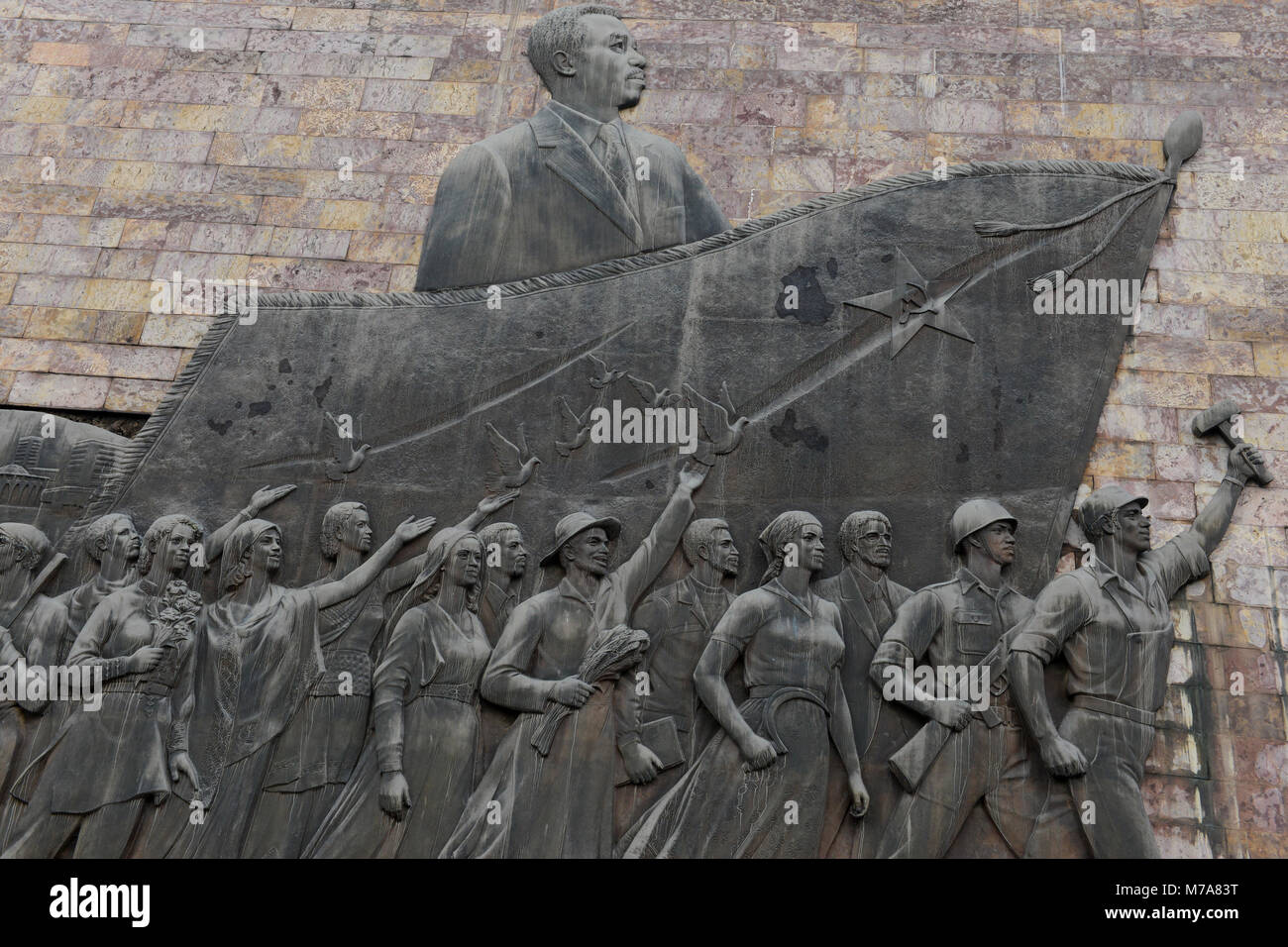 Äthiopien, Addis Abeba, die Tiglachin Denkmal, auch als Derg Denkmal am Churchill Avenue bekannt, Derg war das kommunistische Regime unter dem Diktator Mengistu Haile Mariam, ist ein Denkmal für äthiopische und kubanische Soldaten in der Ogaden-krieg zwischen Somalia und Äthiopien, am 12. September 1984 eingeweiht, die Statuen wurde von Nordkorea gespendet, und wurde von der Mansudae Art Studio hergestellt, Wand Relief mit Arbeiter, Bauern und Soldaten, angeführt von dem Diktator/AETHIOPIEN, Addis Abeba, Monument aus der kommunistischen Derg Zeit Stockfoto
