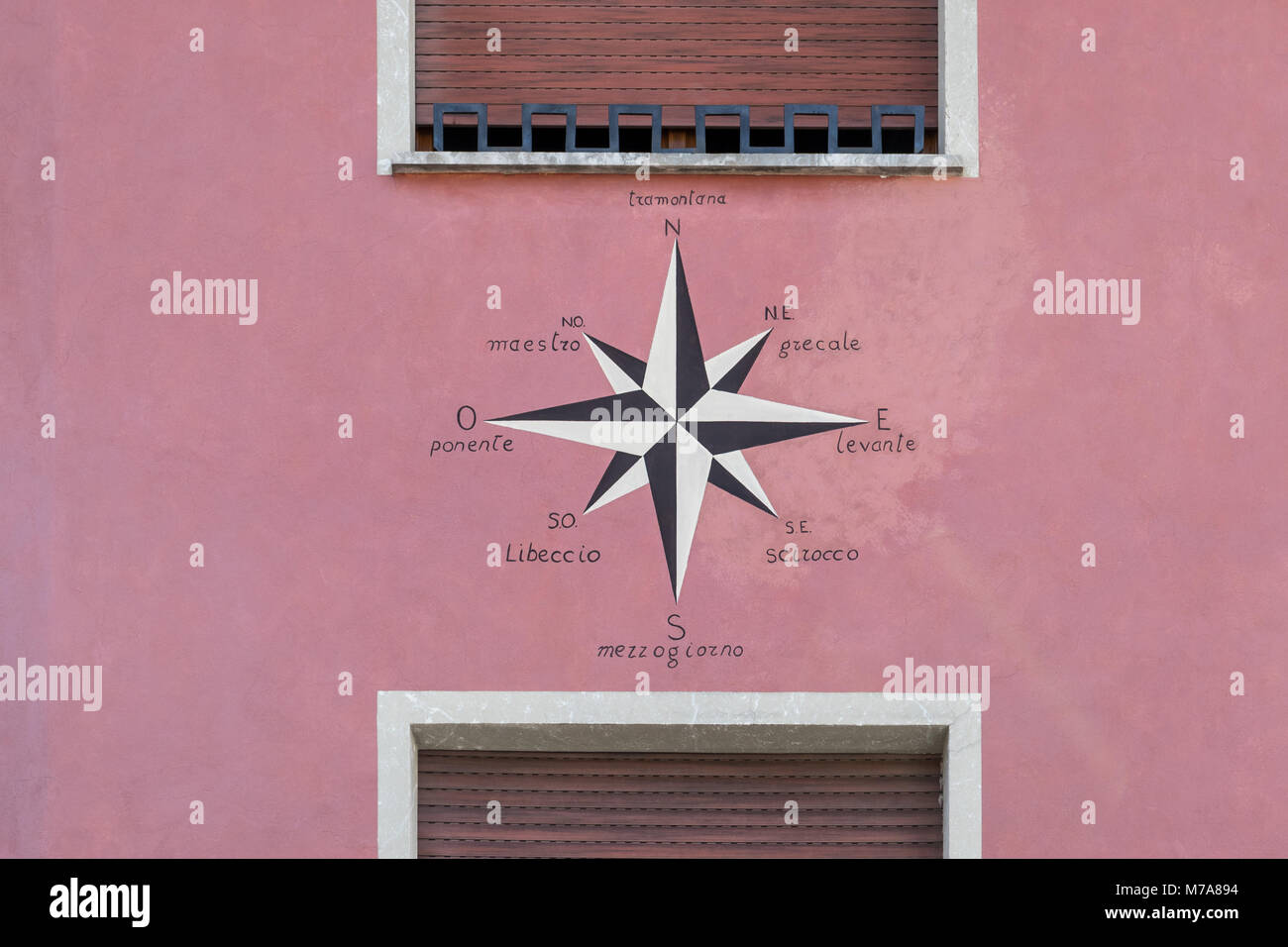 Hausfassade mit Windrose und Windrose zeigt mediterrane Winde - Cividale del Friuli, Italien Stockfoto