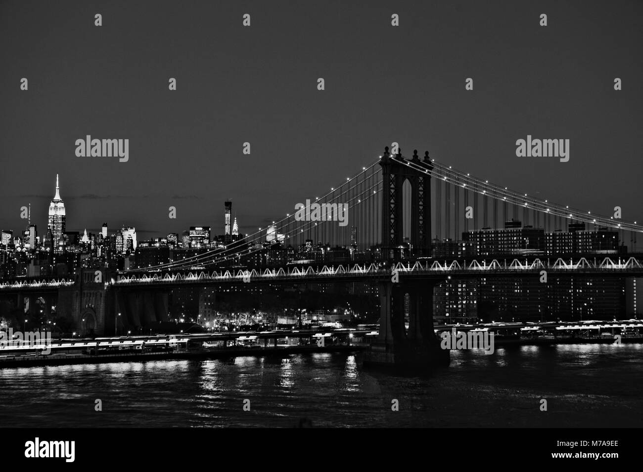 New York City bei Nacht Blick auf die Manhattan Bridge über den Hudson River. New York, New York, USA Stockfoto