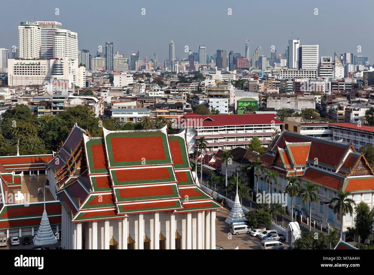 Ubsot Wat Saket mit Skyline, Ansicht vom Goldenen Berg, Bezirk Pom Präp Sattru Phai, Bangkok, Thailand Stockfoto