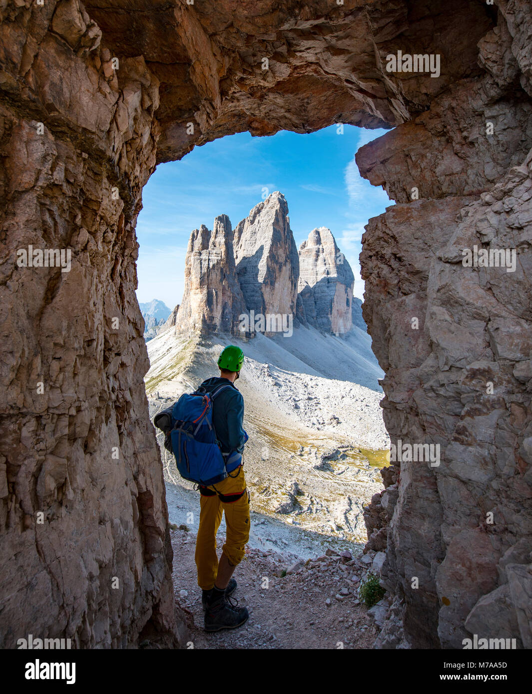 Wanderer am Klettersteig auf den Paternkofel, Ansicht von Krieg Tunnel,Gesichter der Drei Zinnen von Lavaredo, Sextner Dolomiten Stockfoto