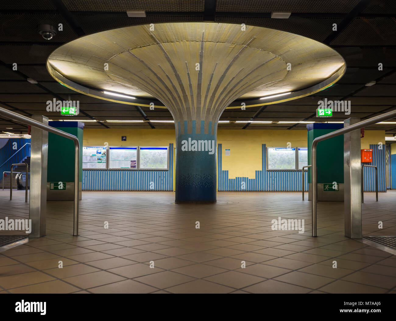 Beleuchtete Spalte in der Eingangshalle mit Fahrkartenautomaten, U-Bahn-Station Opernplatz, Westend, Frankfurt am Main, Hessen, Deutschland Stockfoto