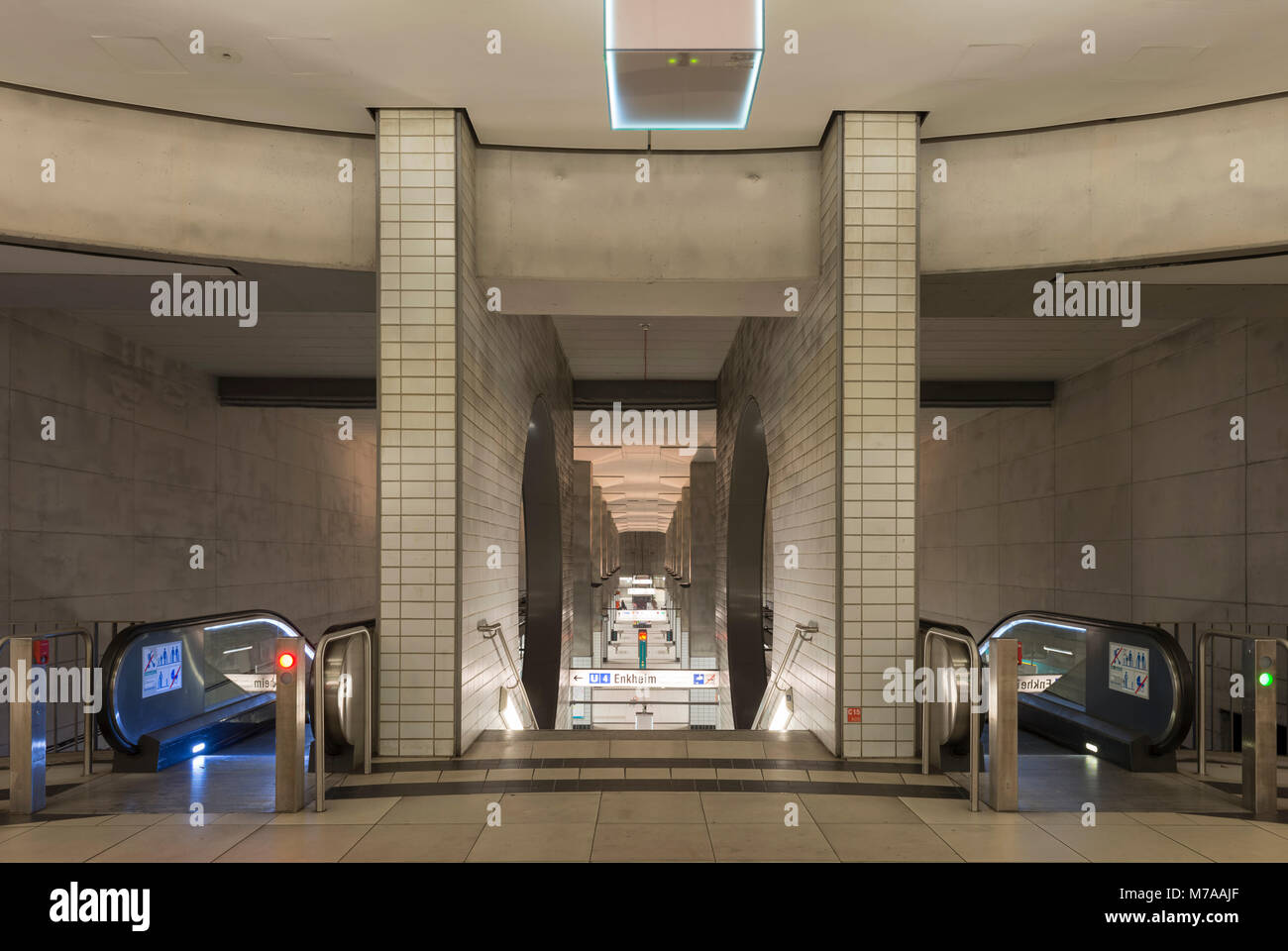 Der Zugriff auf die Plattform, U-Bahnstation Bockenheimer Warte, Frankfurt am Main, Hessen, Deutschland Stockfoto