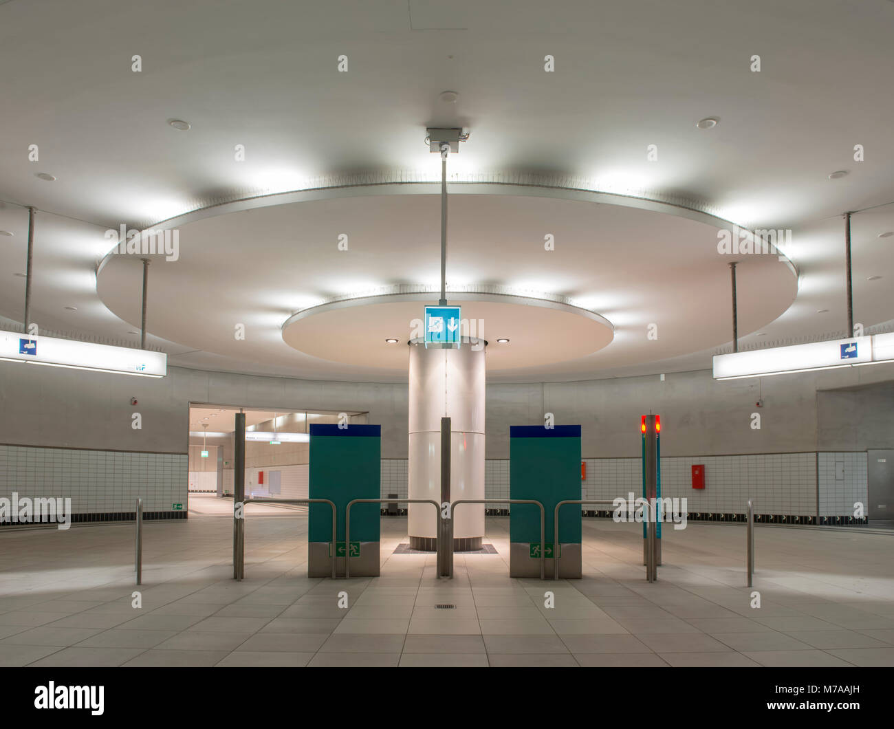 Beleuchtete Spalte in der Eingangshalle mit Fahrkartenautomaten, U-Bahnstation Bockenheimer Warte, Bockenheim, Frankfurt am Main, Hessen Stockfoto