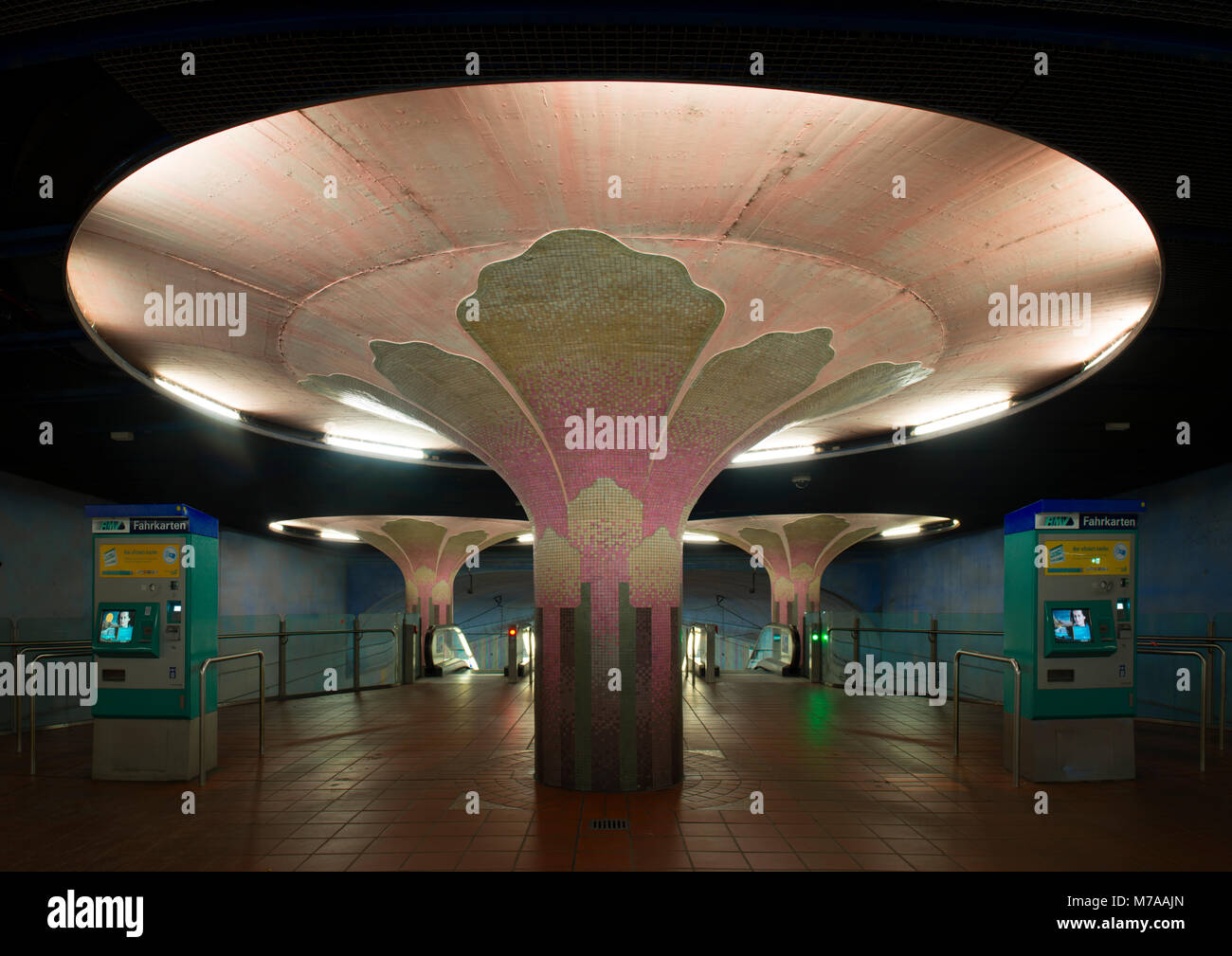 Beleuchtete Spalte in der Eingangshalle mit Fahrkartenautomaten, U-Bahnhof Westend, Frankfurt am Main, Hessen, Deutschland Stockfoto