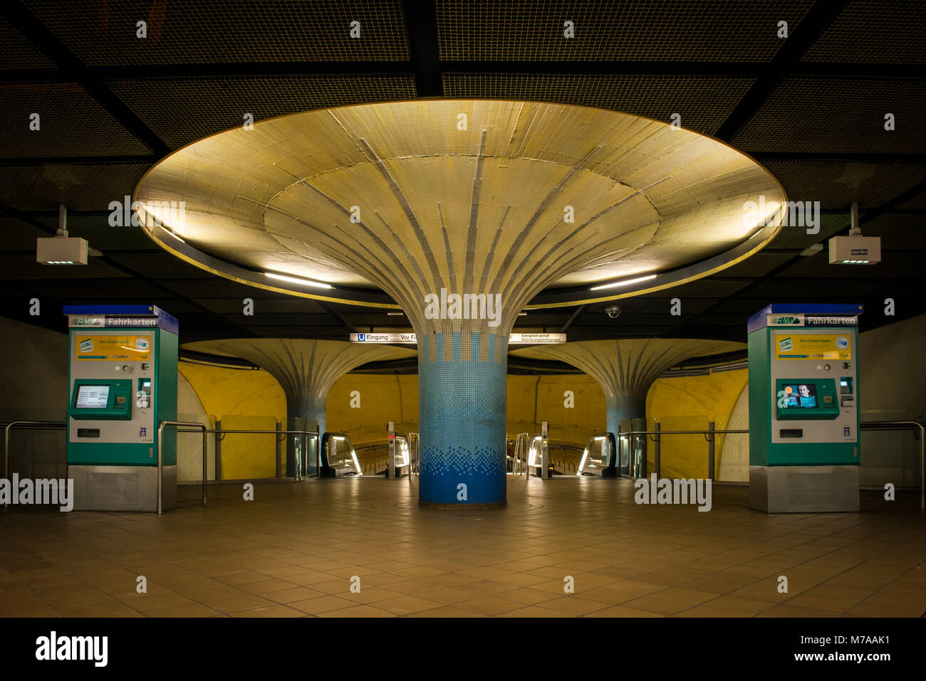 Beleuchtete Spalte in der Eingangshalle mit Fahrkartenautomaten, U-Bahn-Station Opernplatz, Westend, Frankfurt am Main, Hessen, Deutschland Stockfoto