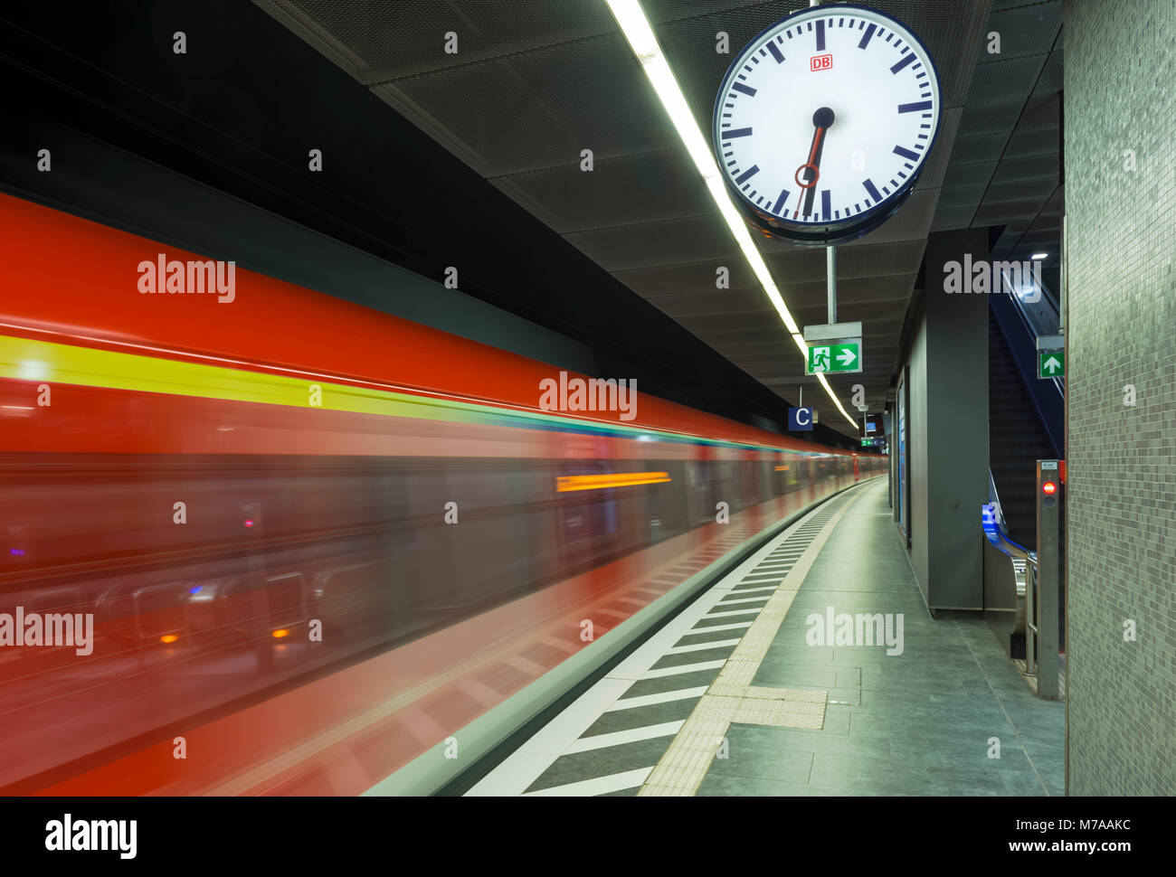 Zug kam an die Plattform, metropolitan Station Taunusanlage, Westend, Frankfurt am Main, Hessen, Deutschland Stockfoto