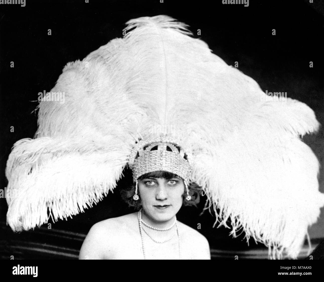 Frau mit Federhut, 1920er Jahre, Deutschland Stockfoto