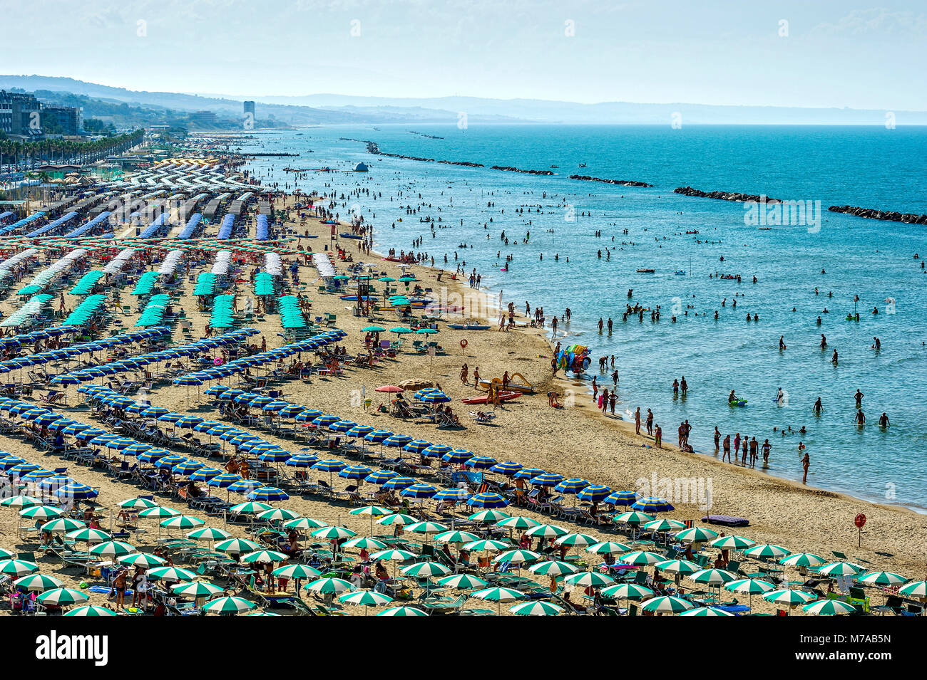 Überfüllten touristischen Badestrand mit Sonnenschirmen, Lungomare Cristoforo Colombo, Molise, Italien Stockfoto