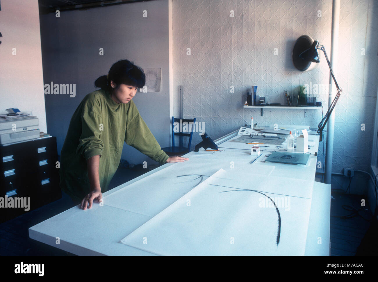 Maya Lin über Entwürfe für eine mobile in ihrem Atelier in Manhattan, New York, 1989. Stockfoto