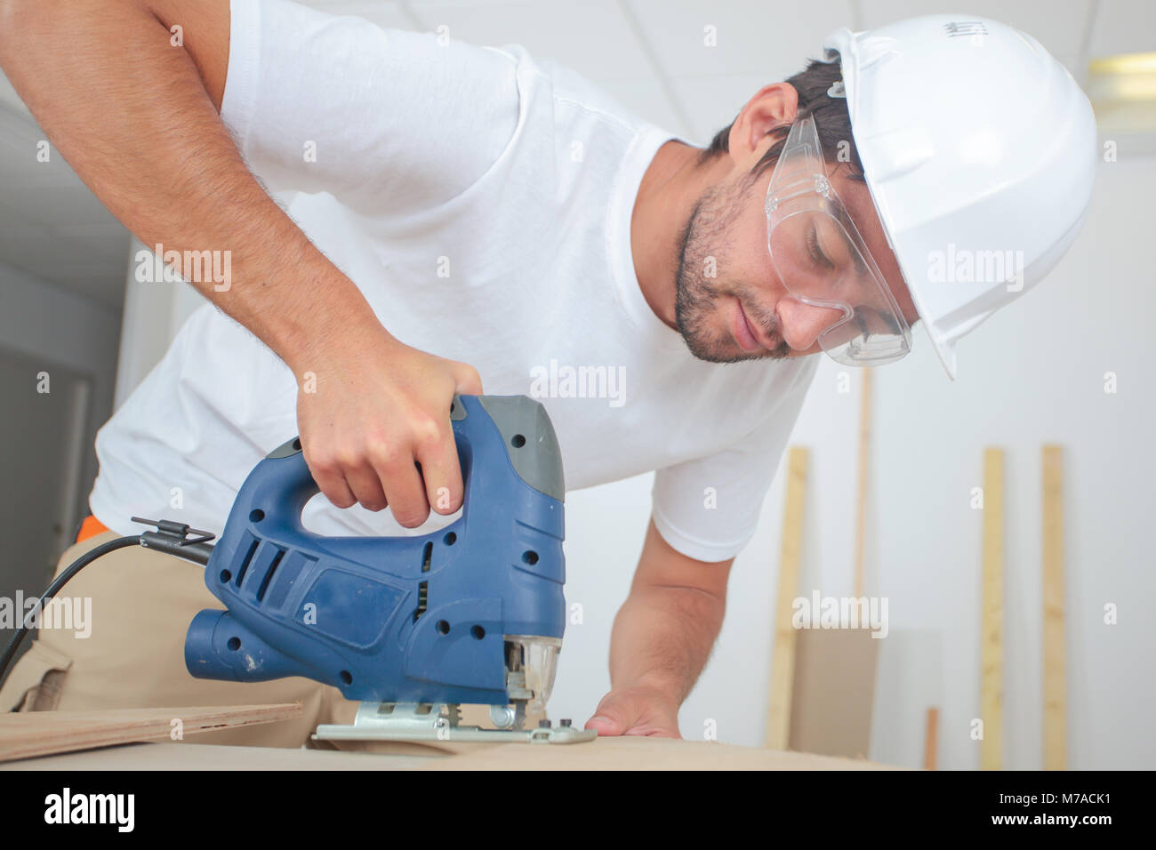 Arbeitnehmer Schutzbrille tragen Stockfoto