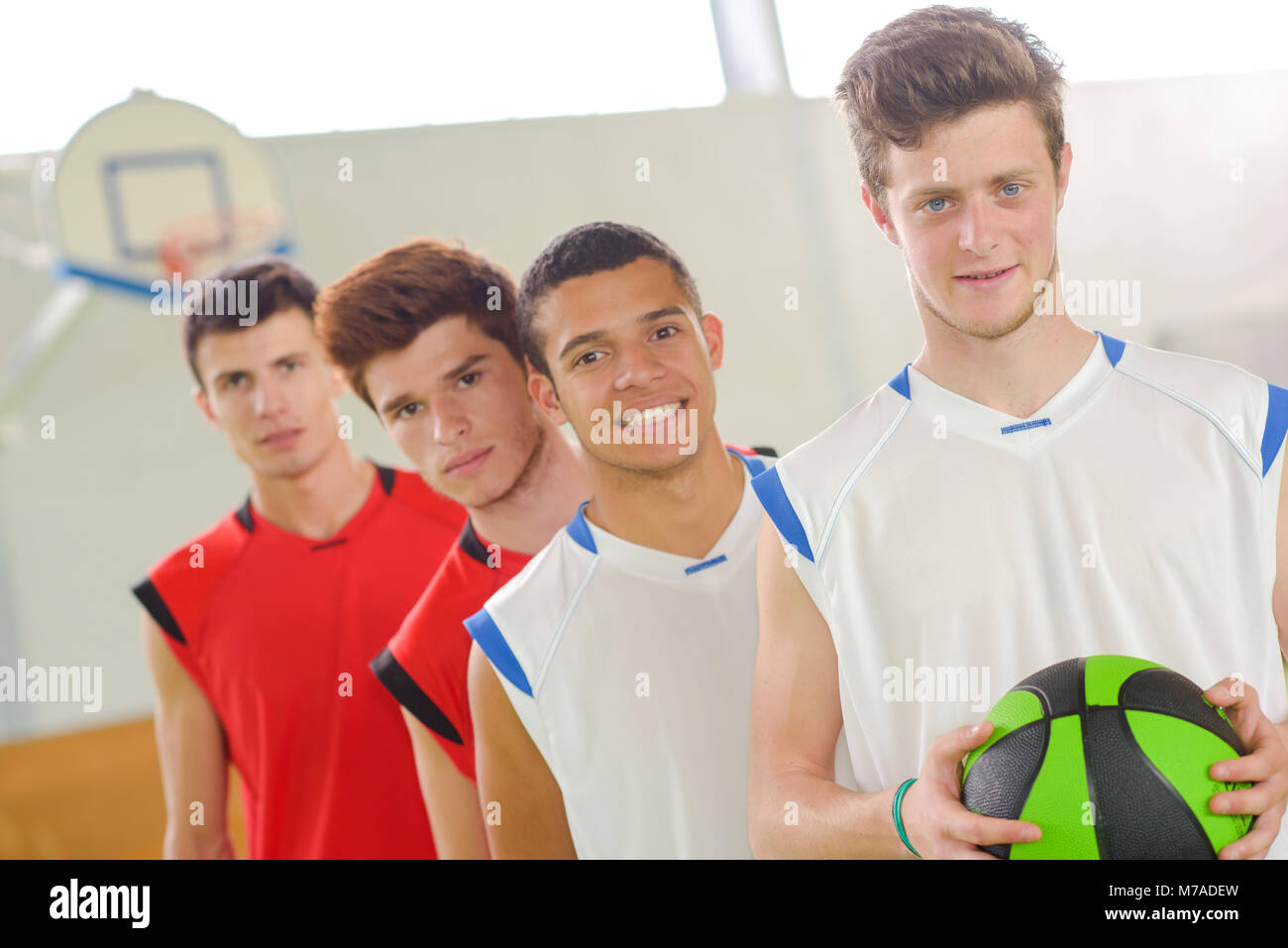 Erfolgreichen Basketball Team auf den Gerichtshof Stockfoto