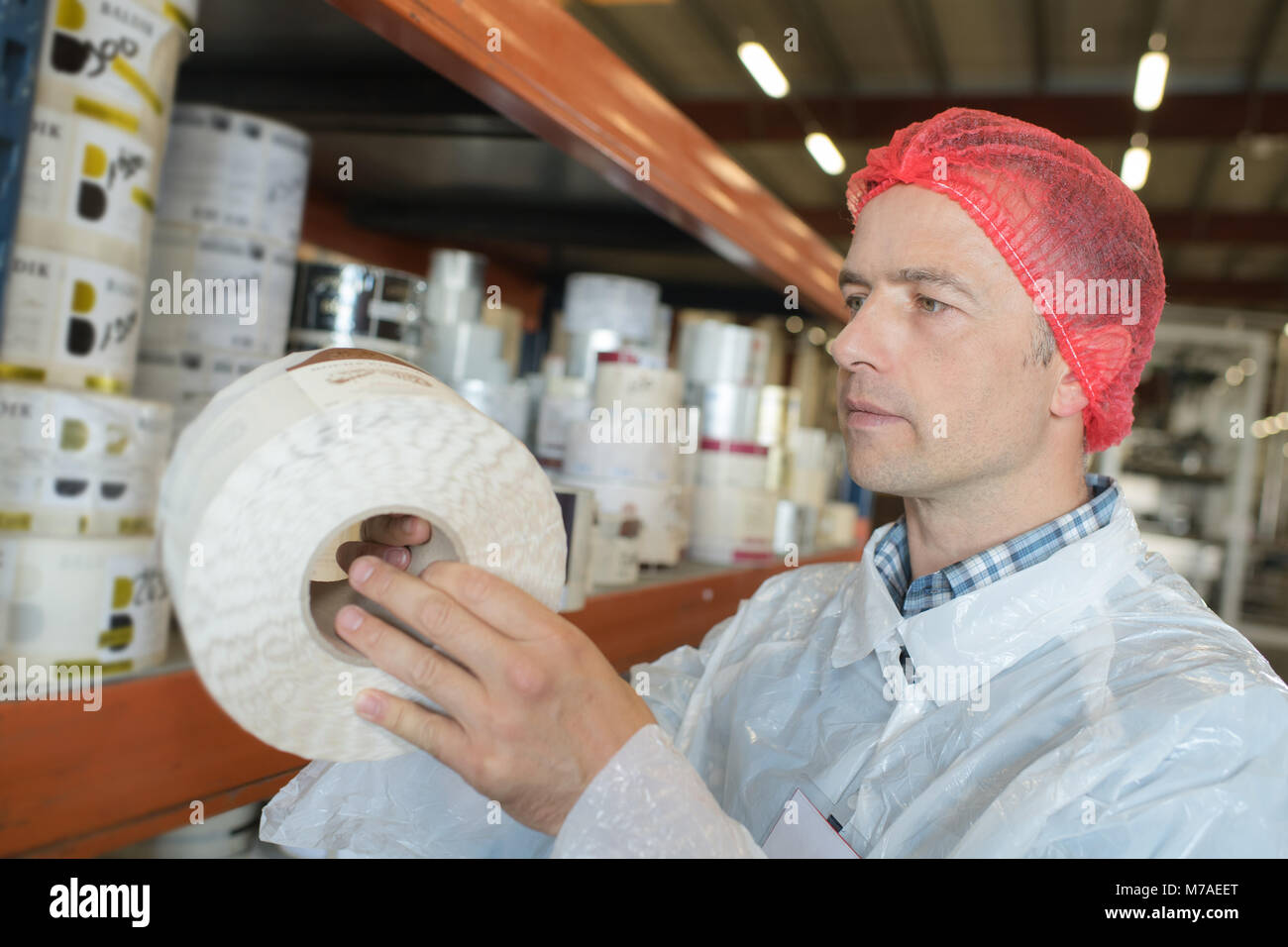 Apotheker lesen Labels Stockfoto