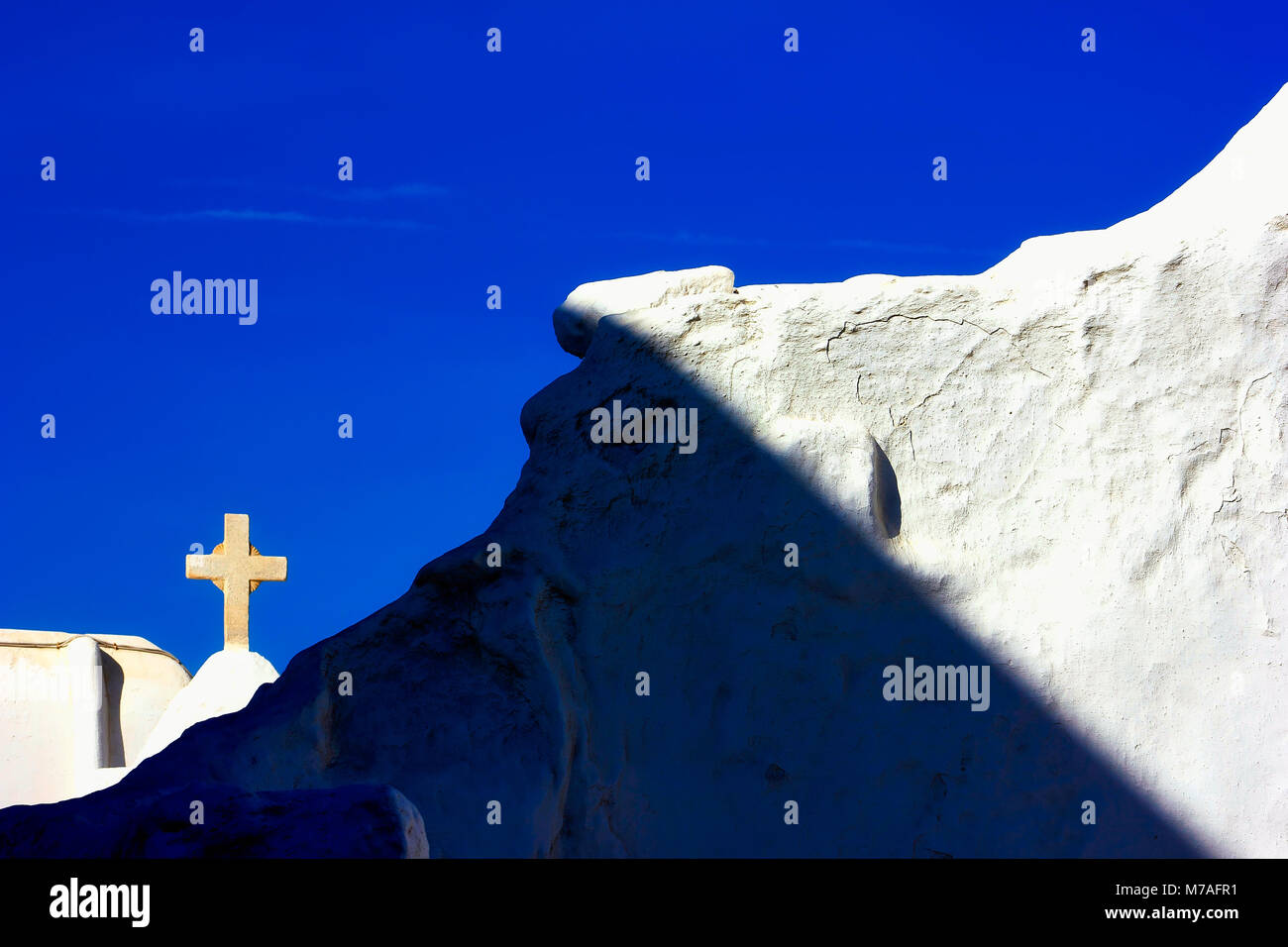 Panoramablick von Oia's Klippen, mit Blick auf die Insel Santorini. Stockfoto