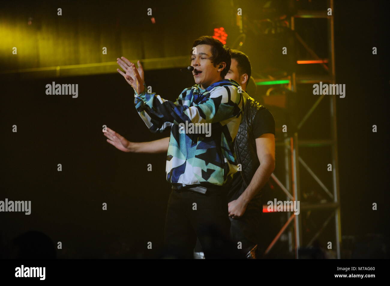 NEW YORK, NY - 29. Januar: Austin Mahone führt auf der Bühne am Aquafina FlavorSplash PepsiCo Super Bowl XLVIII Feier am Bryant Park, am 29. Januar 2014 in New York City. Personen: Austin Mahone Stockfoto