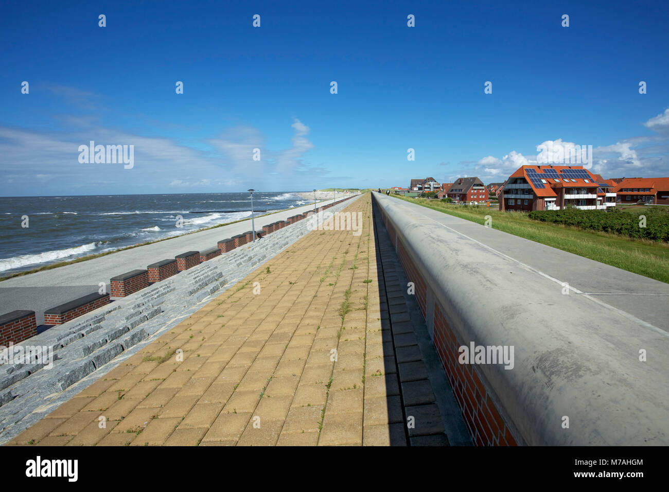 Bewirtschaftung der Küstengebiete Einrichtungen mit zwei wandelbahnen und Schrägdeckwerk im Westen der ostfriesischen Insel Baltrum. Stockfoto