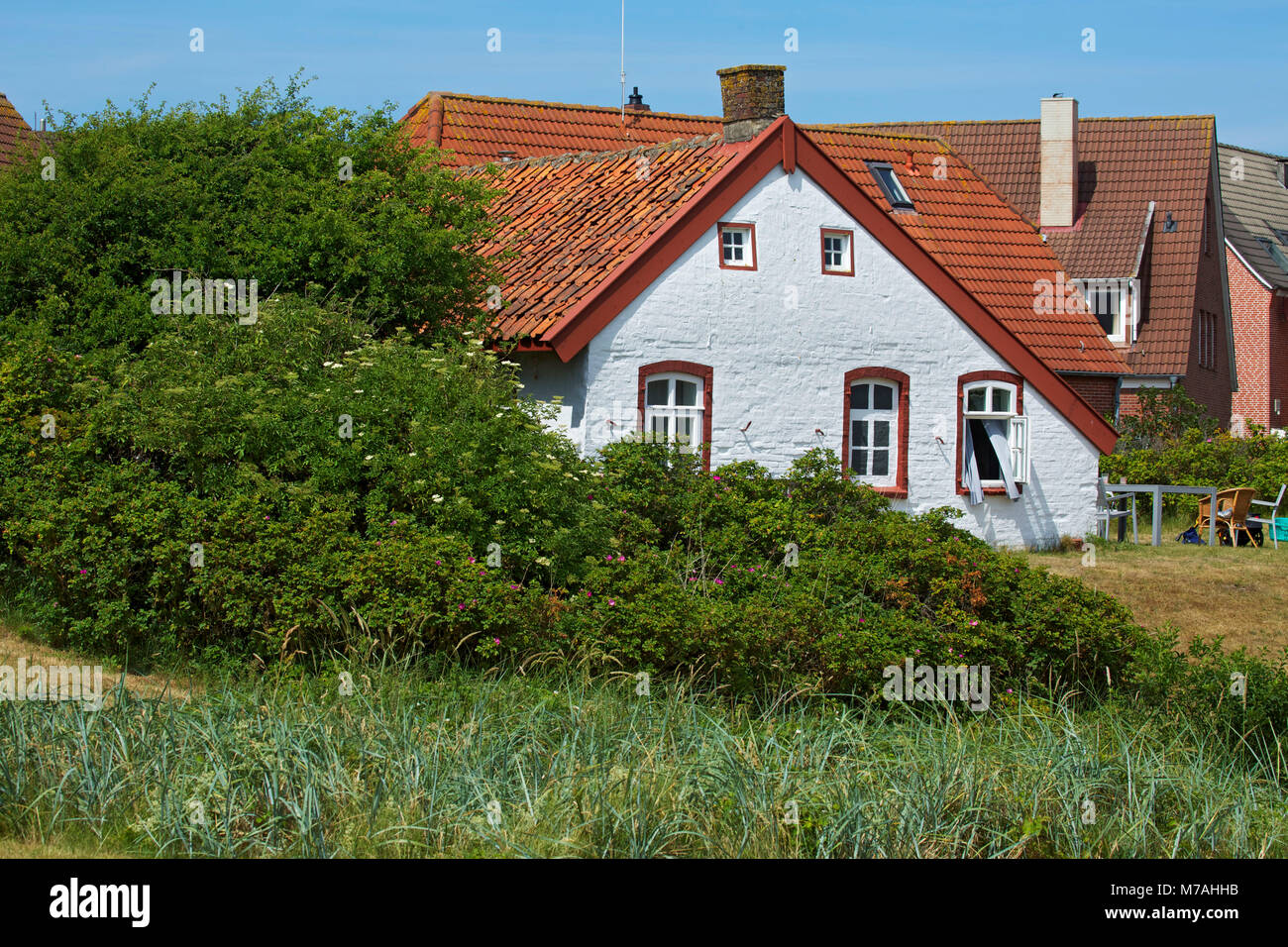 Historisches Haus im alten Dorfkern von der ostfriesischen Insel Baltrum. Stockfoto