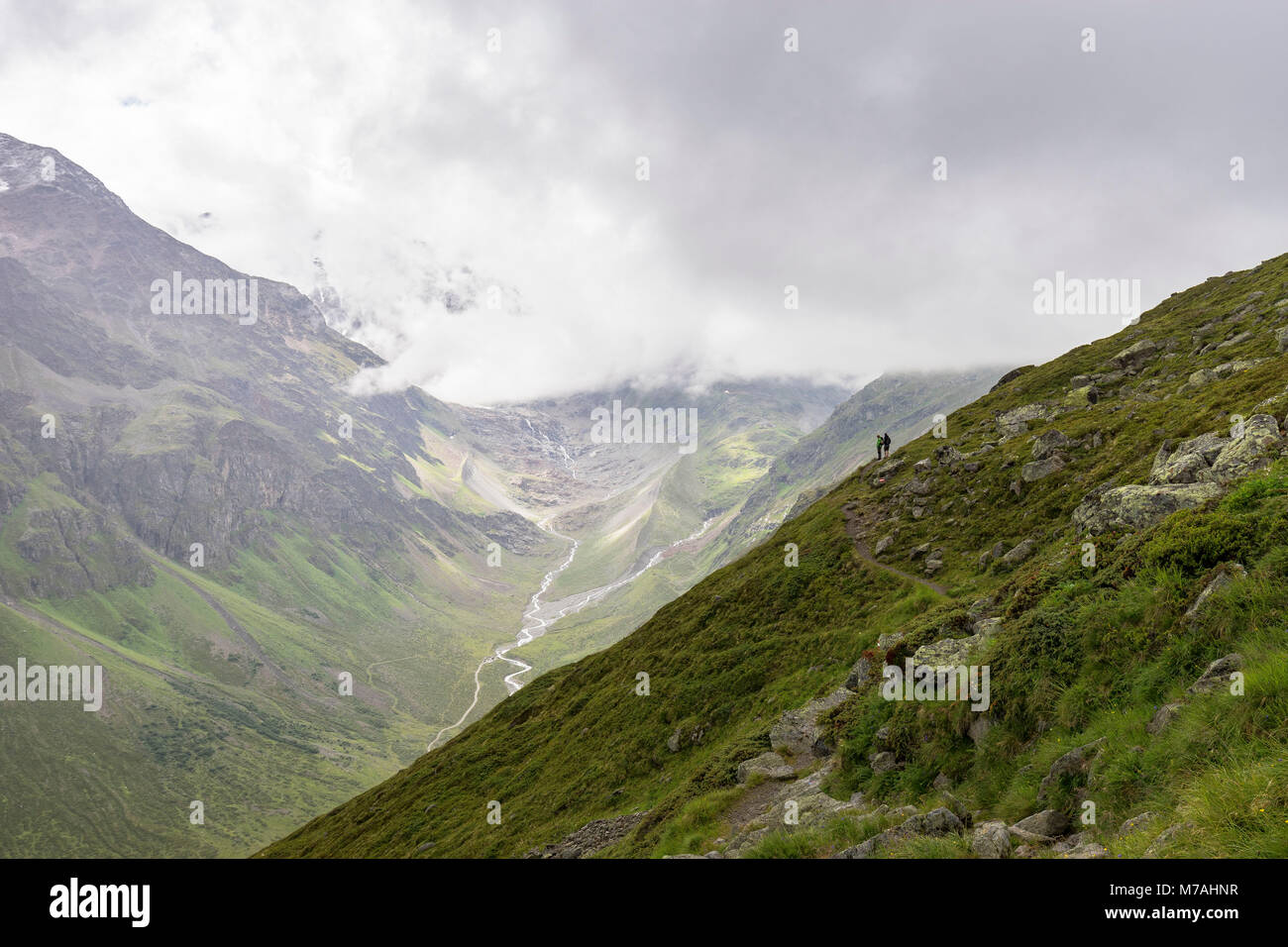Österreich, Tirol, Pitztal, Fuldaer Höhenweg, Wanderer schauen Sie im Taschachtal in den Ötztaler Alpen Stockfoto
