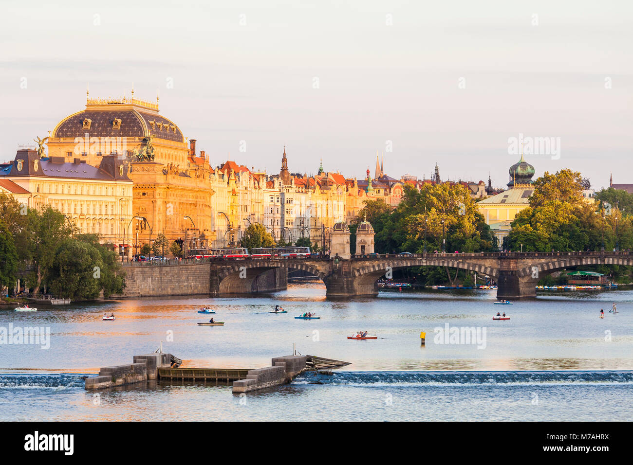 Tschechien, Prag, die Altstadt, das Nationaltheater, die Republik Moldau, Moldawien Ufer, Tretboote, Boote, Straßenbahn Stockfoto