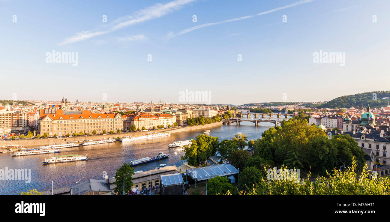 Tschechien, Prag, Moldau, Blick auf die Stadt, Blick von der Alten Stadt und Malá Strana/wenig Seite des Flusses, die Karlsbrücke, Ausflugsboote Stockfoto